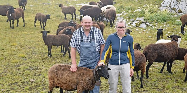 Der Grossrat Ernst Wandfluh zeigt der Nationalrätin Aline Trede, warum auf der Alp Tälli der Herdenschutz nicht funktioniert.