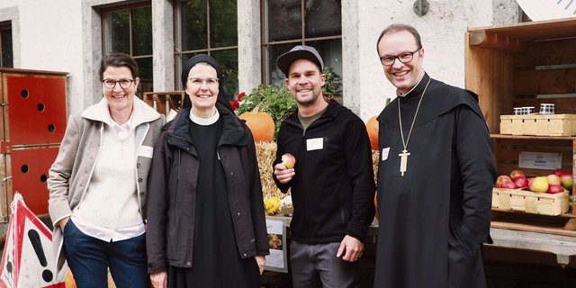 Sie wollen ein lebendiges Fahr: Verena Gysin, Leiterin Projekte und Verwaltung, Priorin Irene Gassmann, Andreas Benz, Leiter Landwirtschaftsbetrieb, Abt Urban Federer, Kloster Einsiedeln.