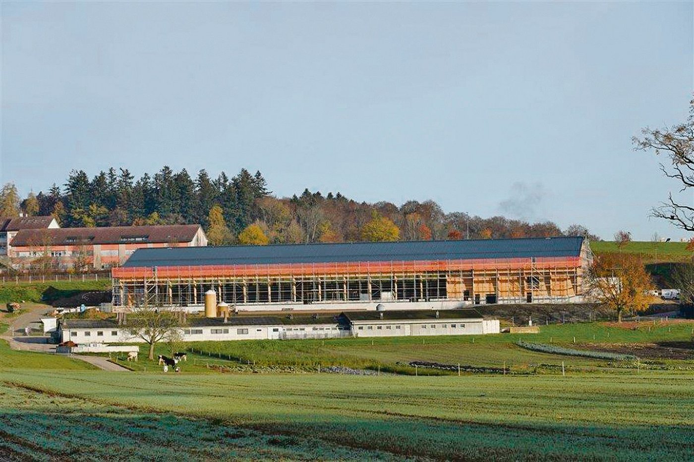Der neue Schulbauernhof in Grangeneuve kommt jetzt viel teurer zu stehen. Bald sollen dort die Tiere einziehen.(Bild IAG Grangeneuve)