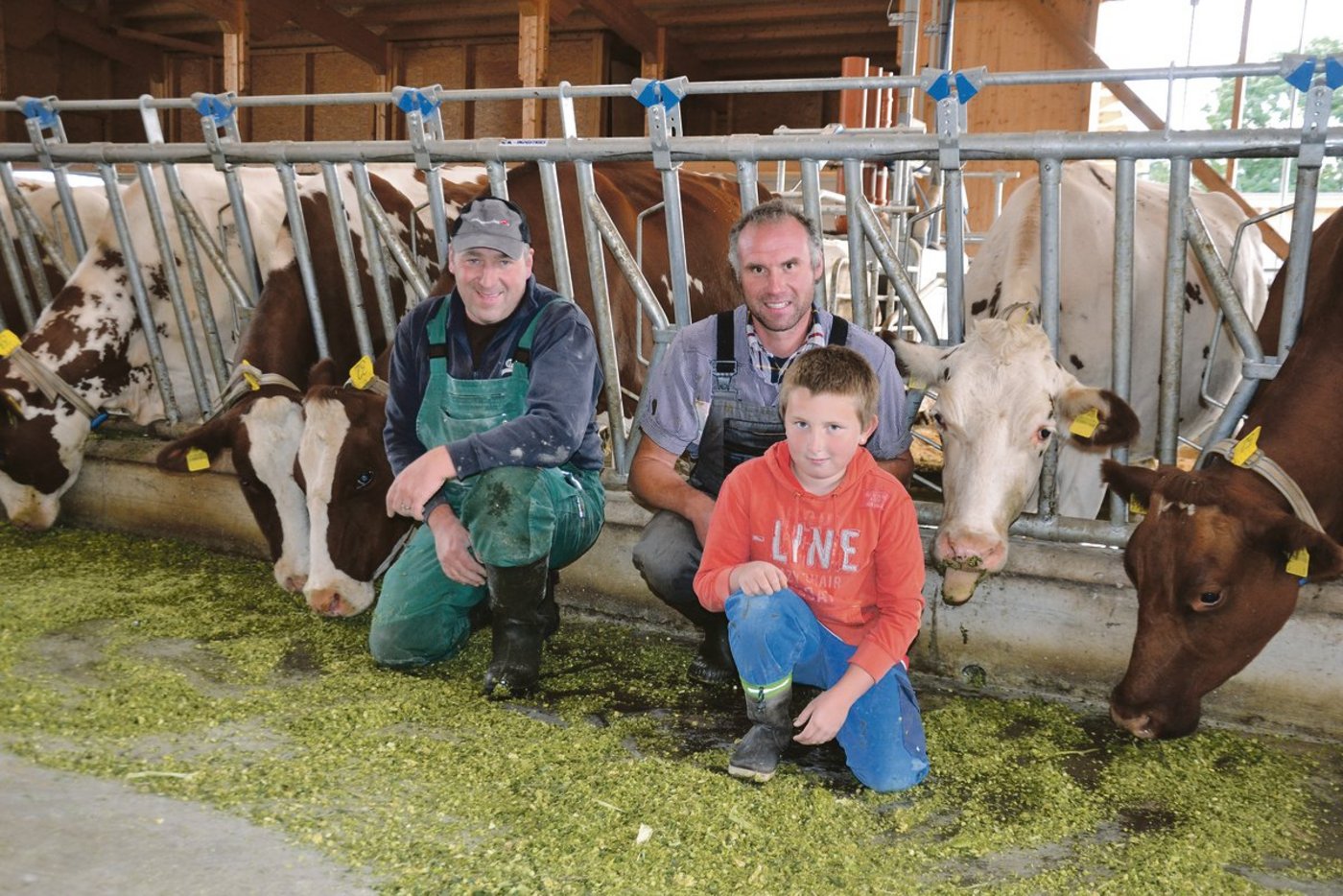 Markus Gerber (links) und David Scheidegger mit Sohn Luca sind mit dem neuen Laufstall mehr als zufrieden. (Bilder Peter Fankhauser)