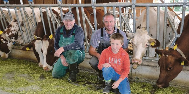 Markus Gerber (links) und David Scheidegger mit Sohn Luca sind mit dem neuen Laufstall mehr als zufrieden. (Bilder Peter Fankhauser)