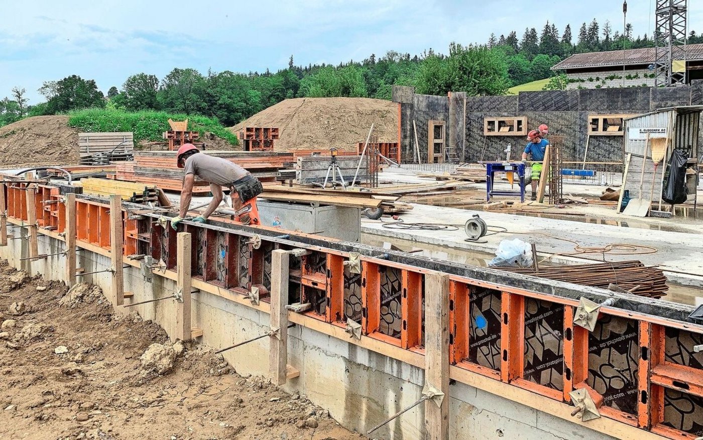 Wenn bauen, dann gleich richtig, sagen sich viele Bauherren. Weil sie befürchten, dass die Vorschriften künftig noch strenger werden. 