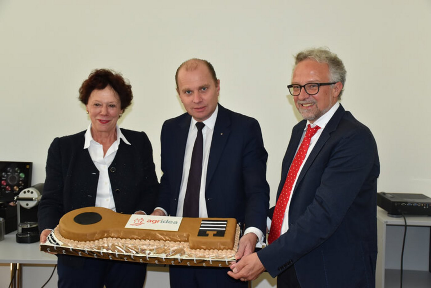 Symbolische Schlüsselübergabe an die LDK (v.l.): Esther Gassler (Präsidentin Agridea), Philippe Leuba (Staatsrat Kanton Waadt) und LDK-Präsident Ulrich Ryser (Direktor Agridea). (Bild Agridea)