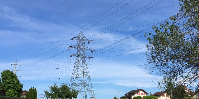 Freileitungen gibt es viele in der Schweiz. Auch wenn die Masten hoch sind, die Stromleitungen bleiben gefährlich. (Bild jsc)