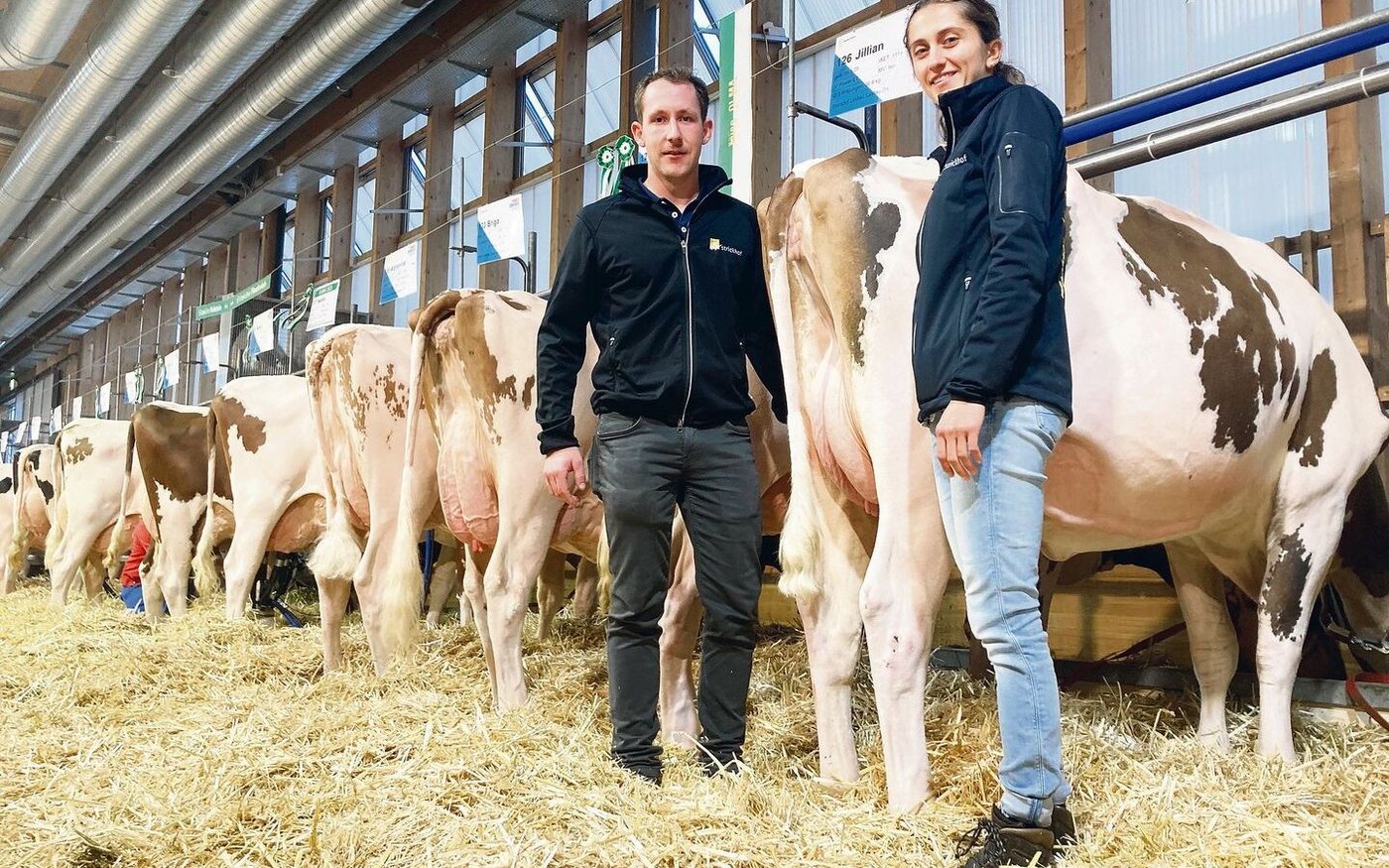 Katrin Müller (rechts) war zuständig für alle Arbeiten rund um die Tierausstellung des Gastkantons. Unterstützt wurde sie von Silvan Moser (links).