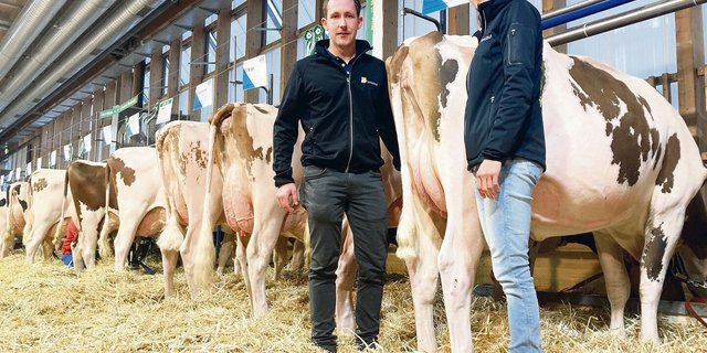 Katrin Müller (rechts) war zuständig für alle Arbeiten rund um die Tierausstellung des Gastkantons. Unterstützt wurde sie von Silvan Moser (links).