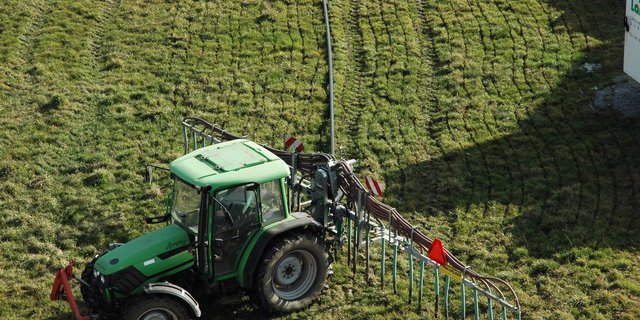 Gute Praxis: Im Talgebiet und Siedlungsnähe soll Gülle mit dem Schleppschlauch ausgebracht werden. (Archivbild BauZ)