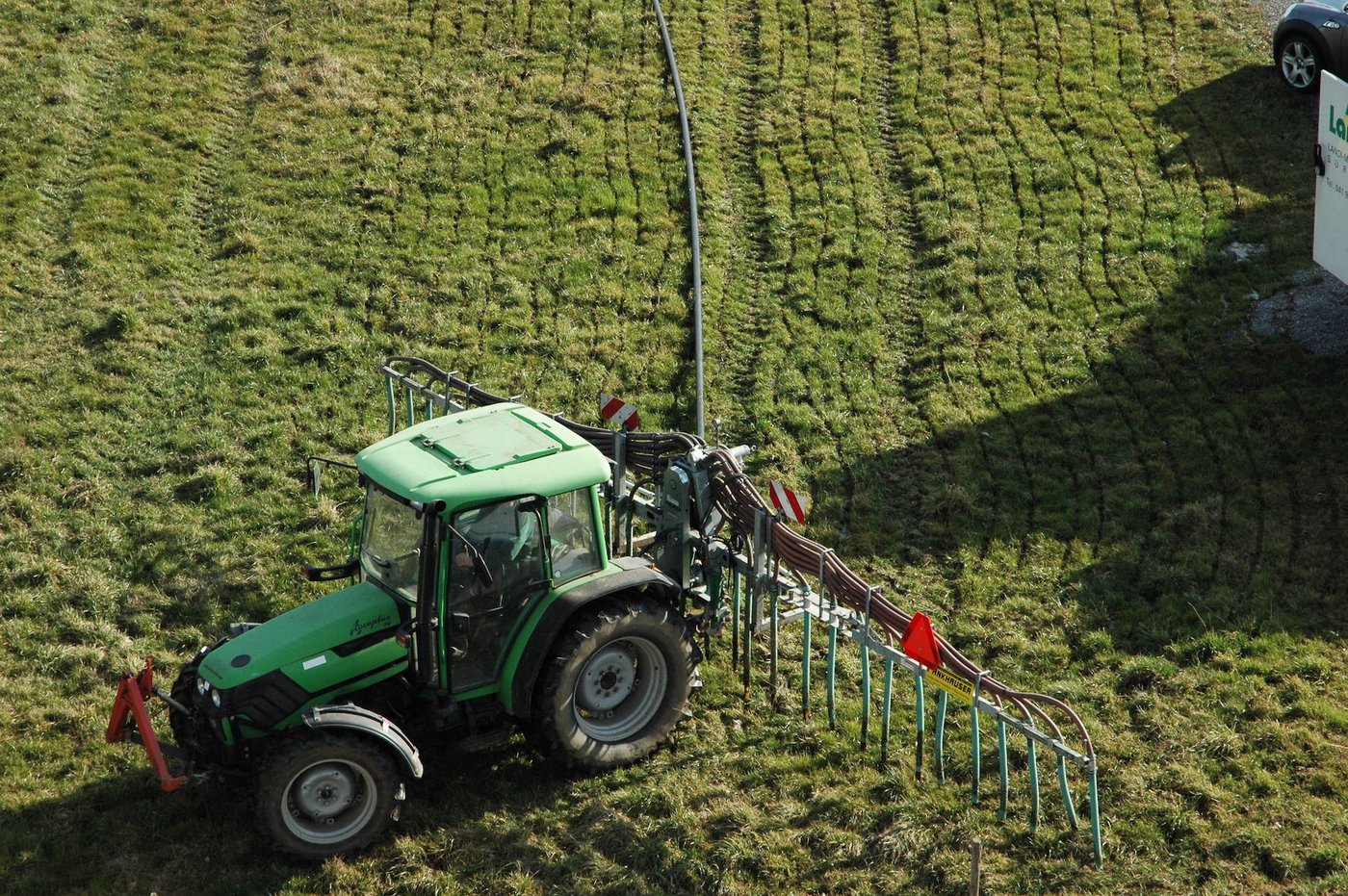 Gute Praxis: Im Talgebiet und Siedlungsnähe soll Gülle mit dem Schleppschlauch ausgebracht werden. (Archivbild BauZ)