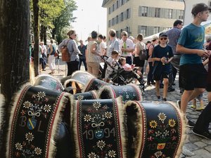 Eine Vertreterin der grünen Partei und eine SVP-Politikerin treffen sich zum Streitgespräch. Daraus entwickelt sich ein Brainstorming aus Ideen, wie man die AP modellieren könnte. Thema ist auch die Pflicht der Stadt, das Land kennenzulernen – und umgekehrt.