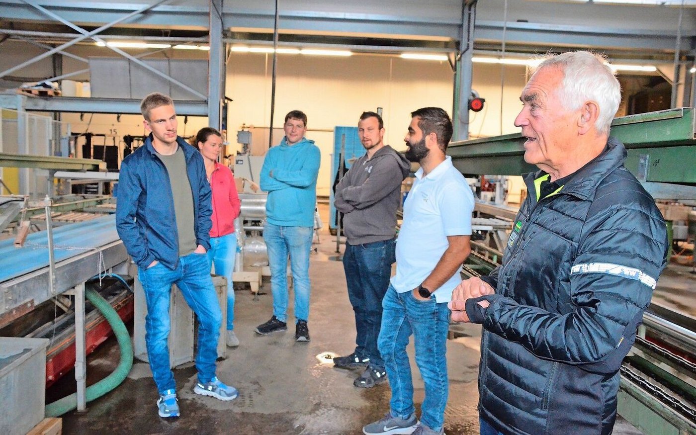 Erwin Gamper (rechts aussen) führte die Mitglieder der Junglandwirte-Kommission durch den Betrieb. 