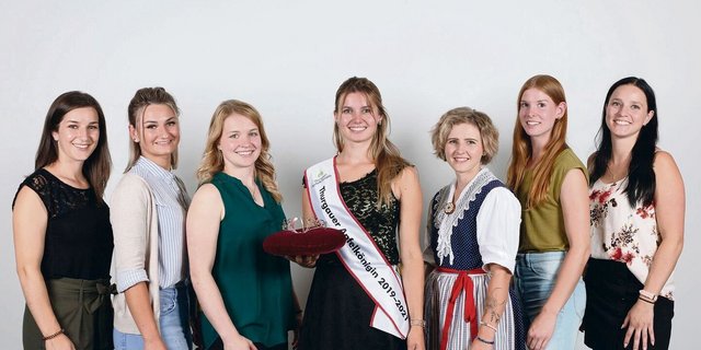 Die amtierende Apfelkönigin Larissa Häberli (Mitte), flankiert von Katja Stadler, Dominque Schori, Alina Betschart, Maxi Renner, Michaela Koch und Francesca Zuberbühler (v. l. n. r.).