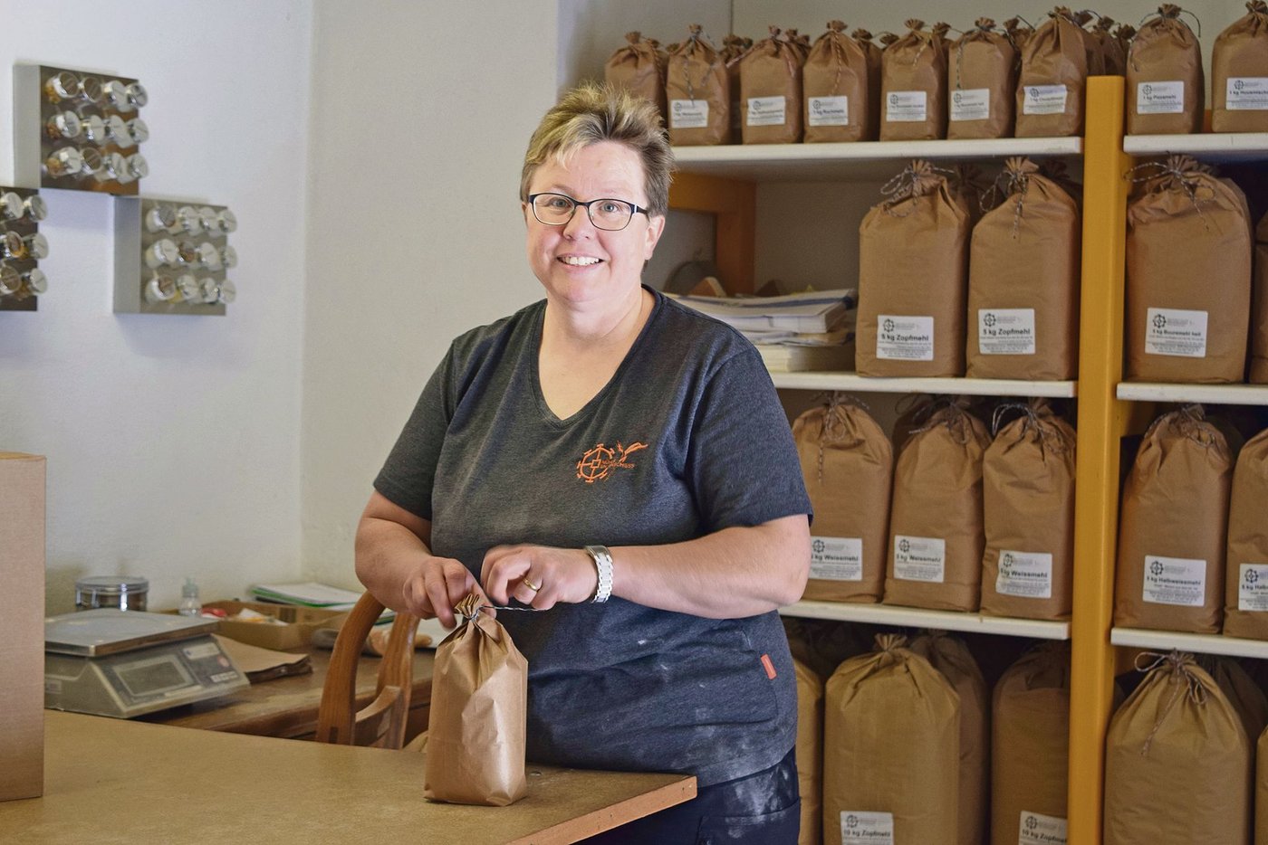 Maja Grunder sieht mit den Pflanzenschutz-Initiativen die Schweizer Landwirtschaft, aber auch die Verarbeitungsbetriebe gefährdet. Sie dürfte die Nebenprodukte aus der Müllerei nicht mehr an andere Betriebe verkaufen. (Bilder Stefanie Giger)