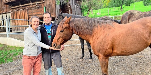 Magdalena und Manuel Amstutz vom Hof Oasis: Der Pilotbetrieb bietet soziale Dienstleistungen als Tagesstrukturen an.