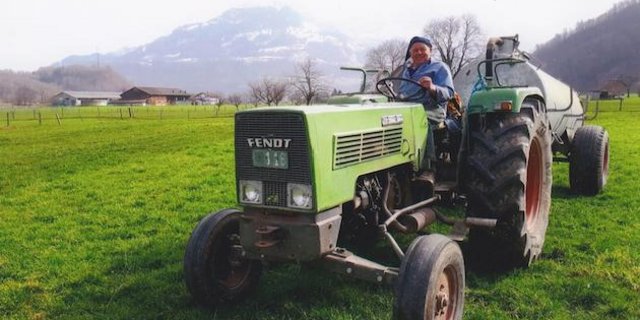 Alt-Landwirt Jakob Steinemann sitzt heute noch gerne auf seinem Fendt 103 S Farmer Turbomatik. (Bild Fam. Steinemann)