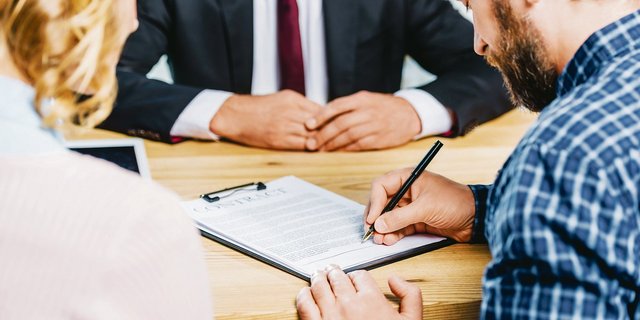 Eine optimale Absicherung der Risiken und die Altersvorsorge müssen rechtzeitig eingeleitet werden. Dabei empfiehlt es sich, Fachleute beizuziehen. Dazu kann man sich an die kantonalen Bauernverbände wenden.(Bild Adobe Stock)