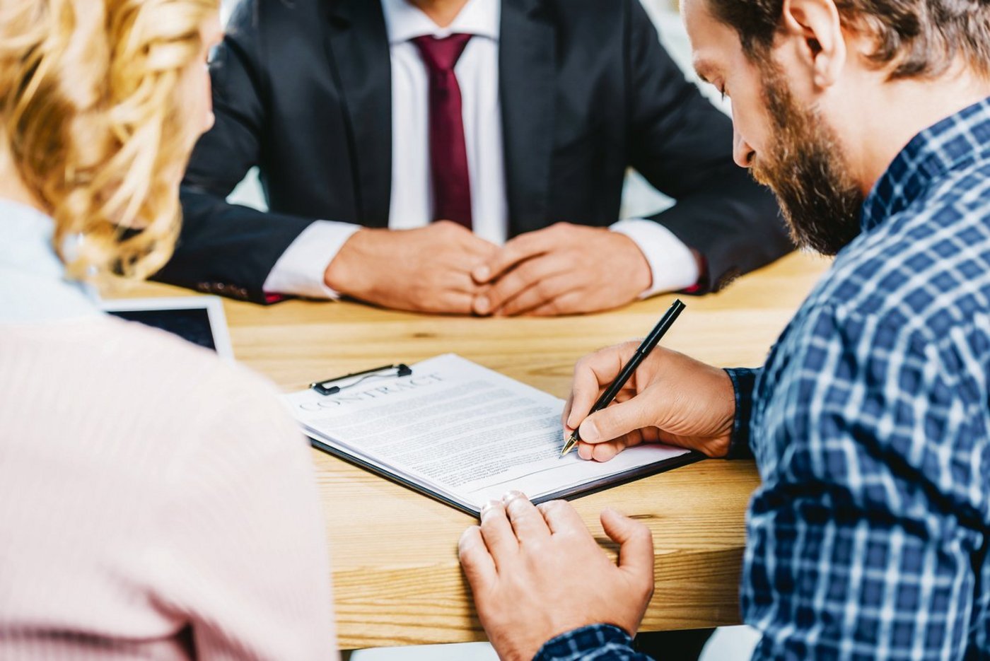 Eine optimale Absicherung der Risiken und die Altersvorsorge müssen rechtzeitig eingeleitet werden. Dabei empfiehlt es sich, Fachleute beizuziehen. Dazu kann man sich an die kantonalen Bauernverbände wenden.(Bild Adobe Stock)