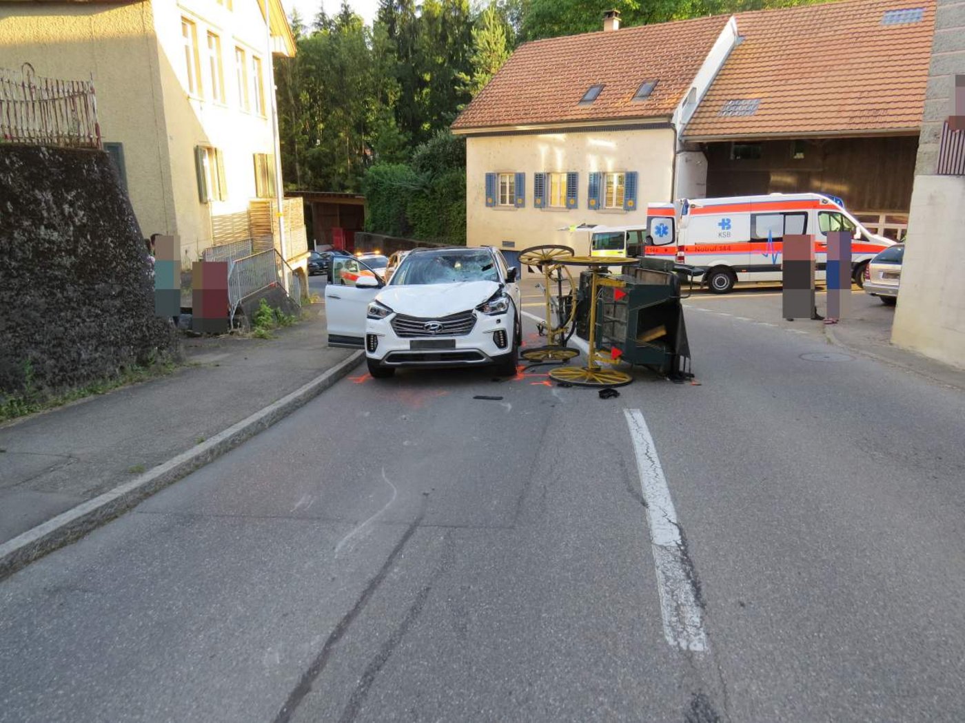Bei der frontalen Kollision kippte die Kutsche zur Seite, wobei der Kutscher verletzt wurde. (Bild AG)