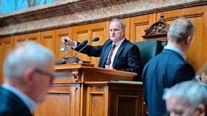 Der Freiburger Meisterlandwirt und Nationalratspräsident Pierre-André Page läutet mit seiner Glocke die Sitzung ein.
