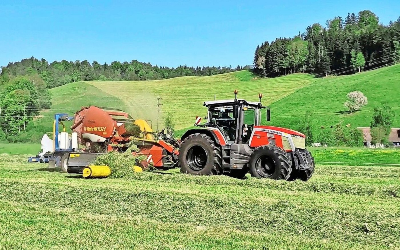 Gras häckseln und in Ballen wickeln in einem Arbeitsgang: Der Prototyp ist seit fünf Jahren im Einsatz.