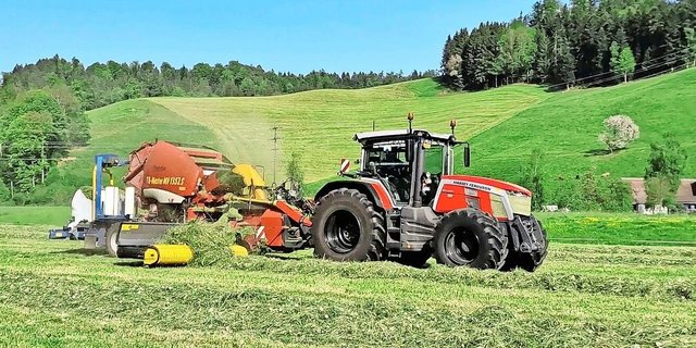 Gras häckseln und in Ballen wickeln in einem Arbeitsgang: Der Prototyp ist seit fünf Jahren im Einsatz.