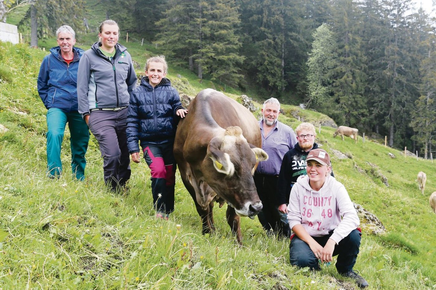 Familie Kennel – Mutter Regula, Nicole, Michaela, Vater Markus, Marco und Nadia – mit Zaster Zinnia.(Bild Reto Betschart)