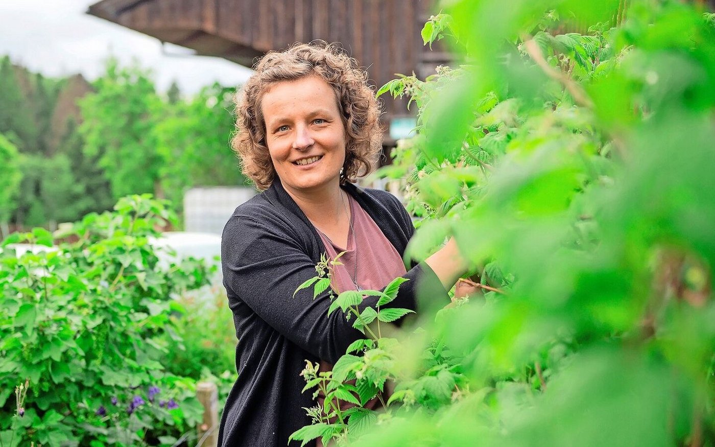 Irene Amstutz in ihrem Garten. Sie macht nicht alles nach «Lehrbüechli» und fährt damit sehr gut.