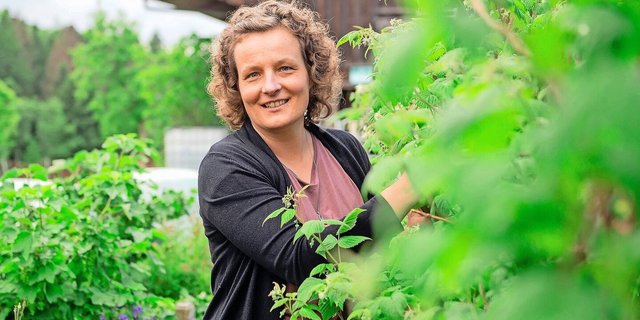 Irene Amstutz in ihrem Garten. Sie macht nicht alles nach «Lehrbüechli» und fährt damit sehr gut.