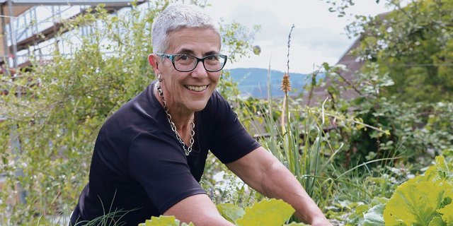 Vielseitig: Bäuerin Regula Bucheli fühlt sich im Garten und am Rednerpult wohl.  