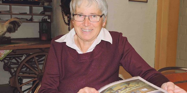 Lilli Gross blättert in ihrem Ordner mit den  Fotos der Tischdekorationen, mit denen sie die Fest-Tafeln schön herrichtet. Immer wieder hat sie neue, kreative Ideen,   obwohl sie schon seit langem in der Gästebewirtung tätig ist. (Bild Barbara Heiniger)