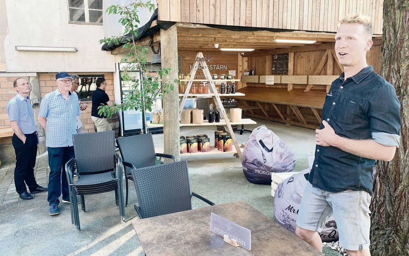Reto Diener vom Betrieb Morgestärn präsentierte an der GV der Kreditkasse auch seinen Hofladen, wo bald Kirschen zu kaufen sind.  