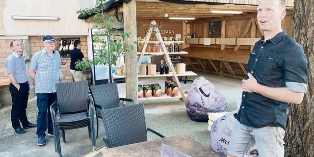 Reto Diener vom Betrieb Morgestärn präsentierte an der GV der Kreditkasse auch seinen Hofladen, wo bald Kirschen zu kaufen sind.  