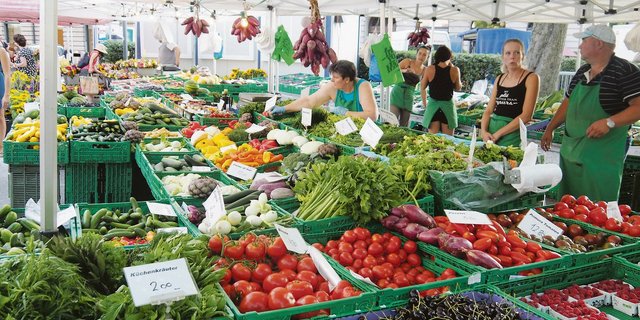 Wer sich an diesem Markt im Zentrum der Stadt Zürich mit saisonalen Produkten eindecken will, hat eine grosse Auswahl.(Bilder Christian Weber)