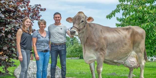 Heini Stricker, hier mit Frau Esther und Tochter Simone war erster Schweizer Branding-Botschafter. Stolz präsentiert er Kuh Vigor Liga, welche über 110'000 kg Milch bei 4.37 % Fett und 3.54 % Eiweiss gegeben hat. (Bilder Braunvieh Schweiz)