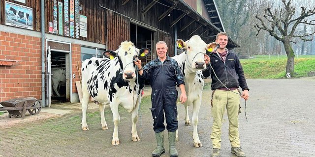 Vater Sepp Emmenegger mit der Mutter Madison Arni, Sohn Pirmin mit Tochter und Eliteschau-Teilnehmerin Emmental Quello Arielle.