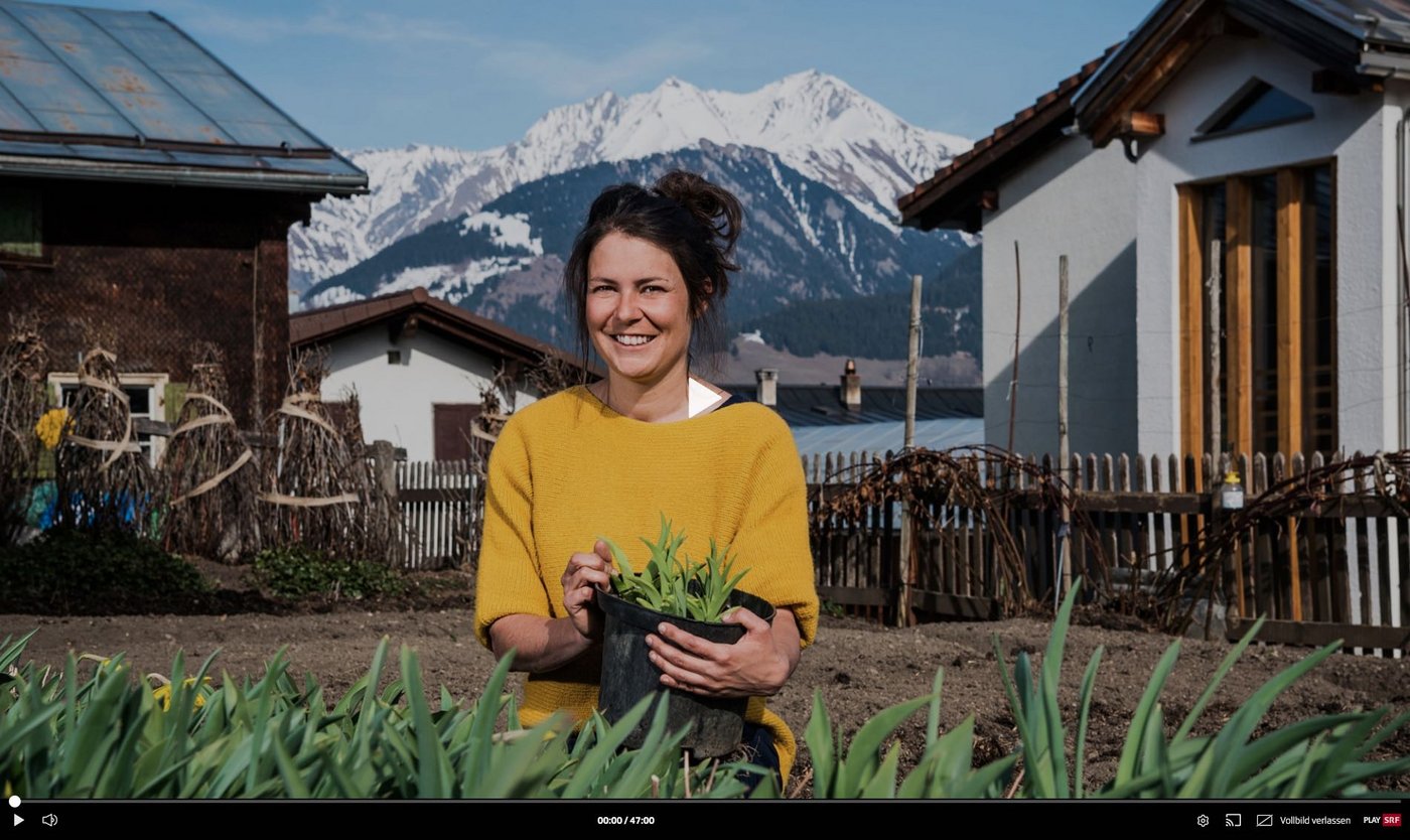 Die junge Bäuerin kocht in der Sendung "Eusi Landchuchi". (Bild Screenshot SRF)