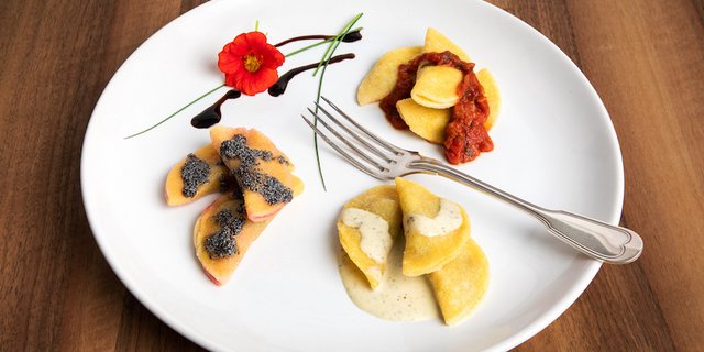Kräuter-Ricotta-Ravioli mit Tomatensauce, Gartengemüse-Ravioli mit Prosecco-Rahmsauce und Randen-Ravioli mit Mohnbutter. (Bild Ueli Christoffel/SRF)