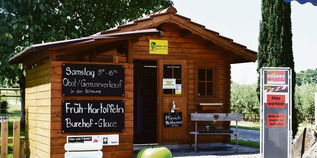 Der Hofladen von Familie Walser. Auf einem Schild an der Türe wird darauf hingewiesen, dass jeder Diebstahl angezeigt wird. (Bilder Stefanie Giger)