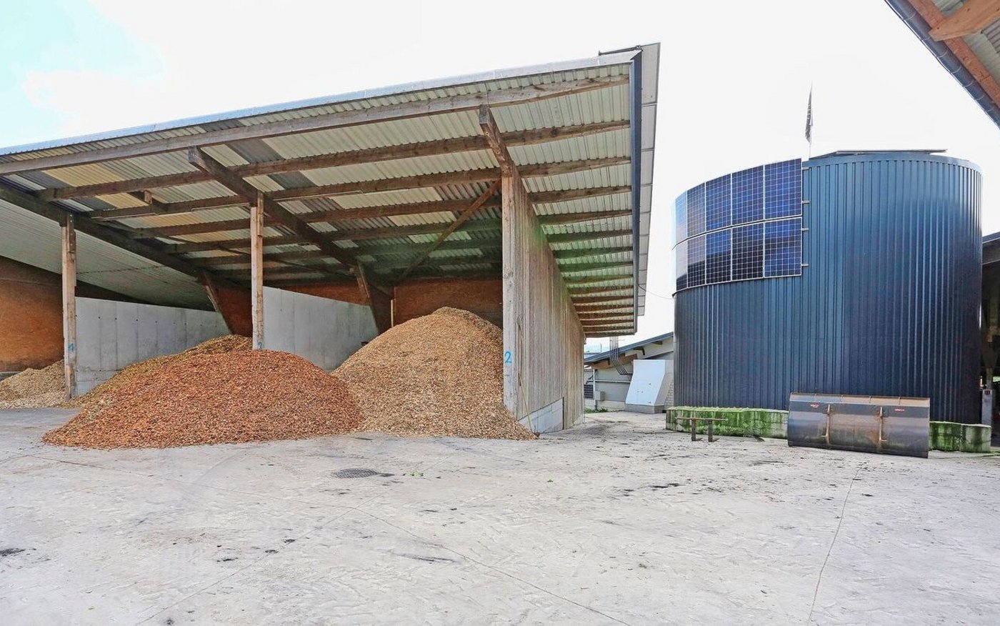 Die drei Boxen zur Trocknung und Vortrocknung der Schnitzel. Der Silo rechts ist ein Warmwasserspeicher, er gewährleistet die Liefersicherheit für das Fernwärmenetz. 