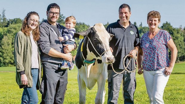 «Wir haben ein gutes Fundament»: Cremo-Präsident Alexandre Cotting (2. v.r.) mit seiner Frau Marie-Claude, Sohn Steve, dessen Frau Carine und Enkel Mathis. (Bild Agrotourismus Schweiz)