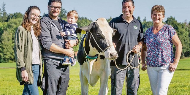 «Wir haben ein gutes Fundament»: Cremo-Präsident Alexandre Cotting (2. v.r.) mit seiner Frau Marie-Claude, Sohn Steve, dessen Frau Carine und Enkel Mathis. (Bild Agrotourismus Schweiz)