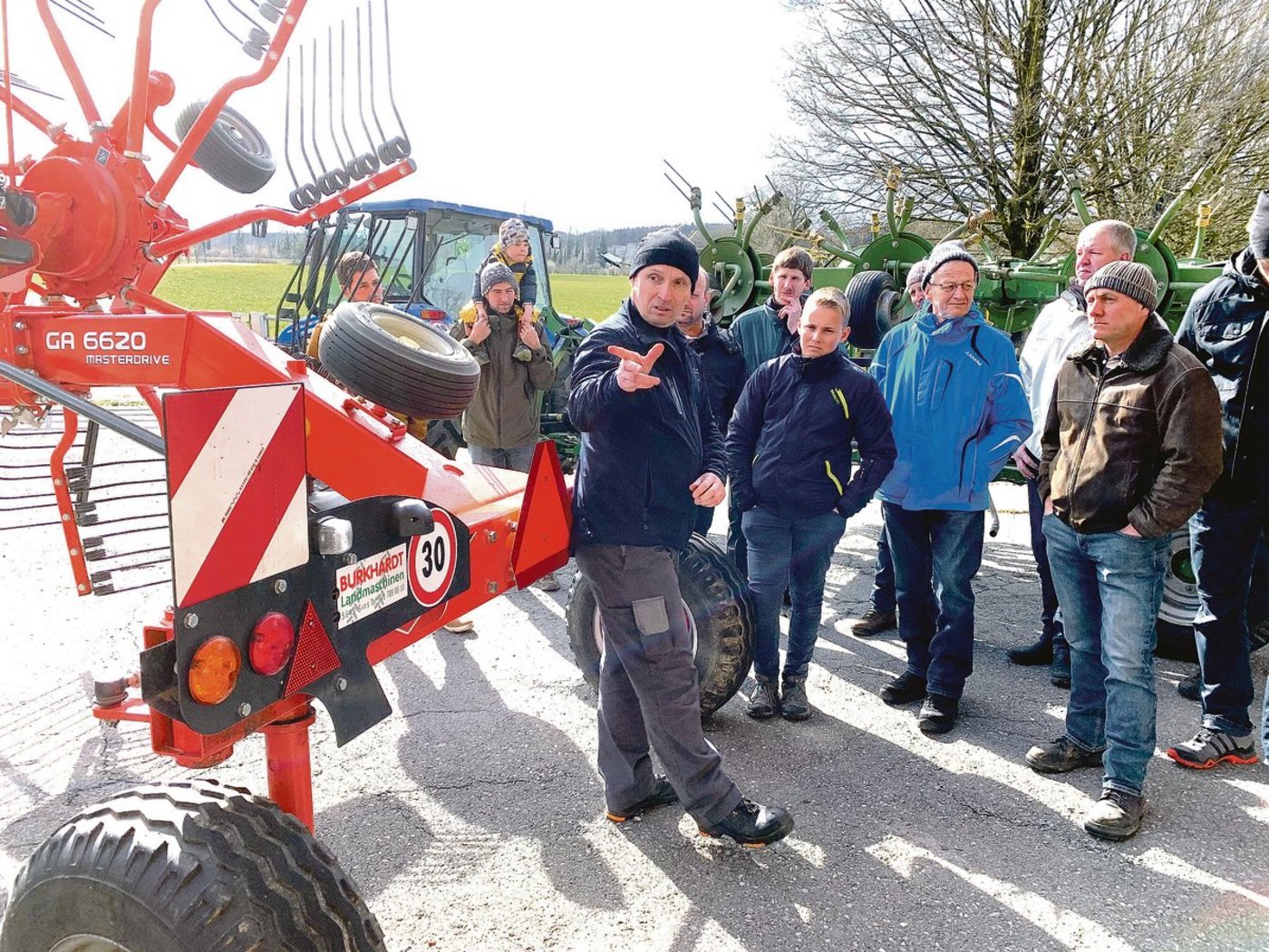 Markus Arnold vom Strassenverkehrsamt Zug  weist darauf hin, dass bei Arbeitsgeräten Zinken, die bei Zusammenstössen gefährlich sein könnten, zu schützen sind. 