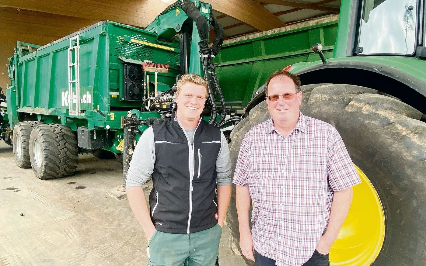 Christian Kuhn und sein Geschäftsführer Jan Müller (l.): Die beiden Köpfe der Kuhn GmbH haben sich unter anderem auf das Führen und Verteilen von Kompost spezialisiert. Im Hintergrund der auf die eigenen Bedürfnisse abgestimmte Zetter. 