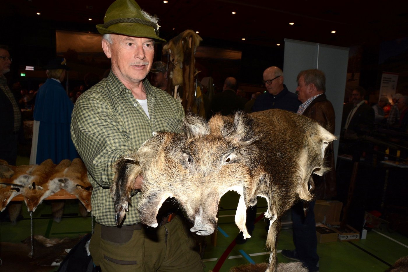 Am "Fäälimärt" in Sursee wurde unter anderem dieses Wildschweinfell angeboten. (Bilder Josef Scherer)