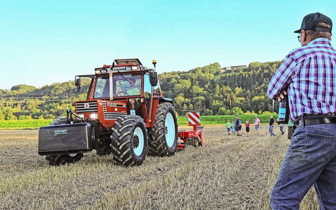 Neben den Maschinen zur Bodenbearbeitung fiel auch mancher Traktor auf. Im Schritttempo zieht der Fiatagri 100-90DT den Tiefenlockerer «Grass-Tiller» von HE-VA über das Stoppelfeld. 