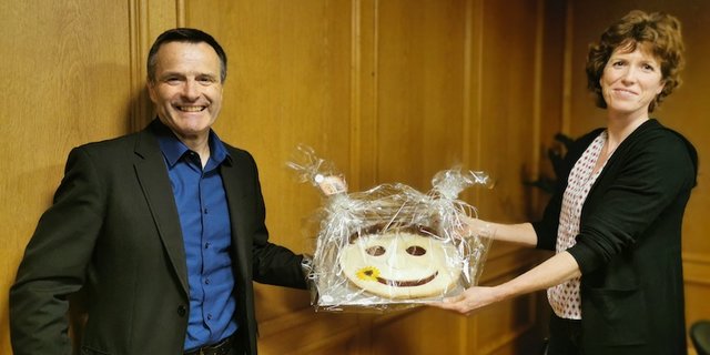 Urs Schneider erhielt von Regula Böhi-Zbinden, Präsidentin des Thurgauer Landfrauenverbands, einen Riesen-Spitzbub geschenkt. (Bild Colette Ammann, VTL)