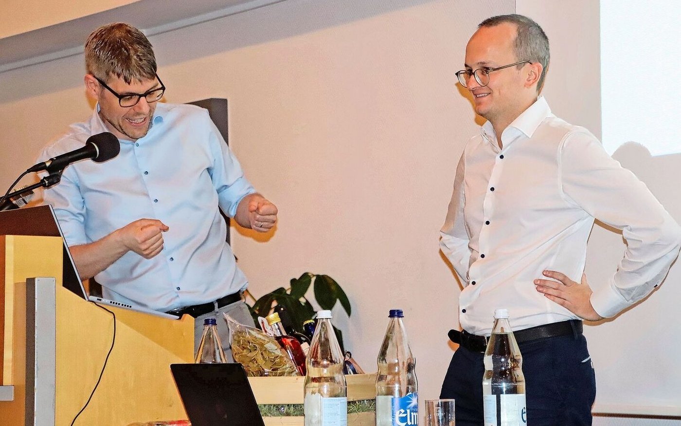 Gemeinderat Simon Bachmann (l.) zerpflückte die Bewertung der Standorte. Regierungsrat Martin Neukom (r.) hofft, am längeren Hebel zu sitzen. 