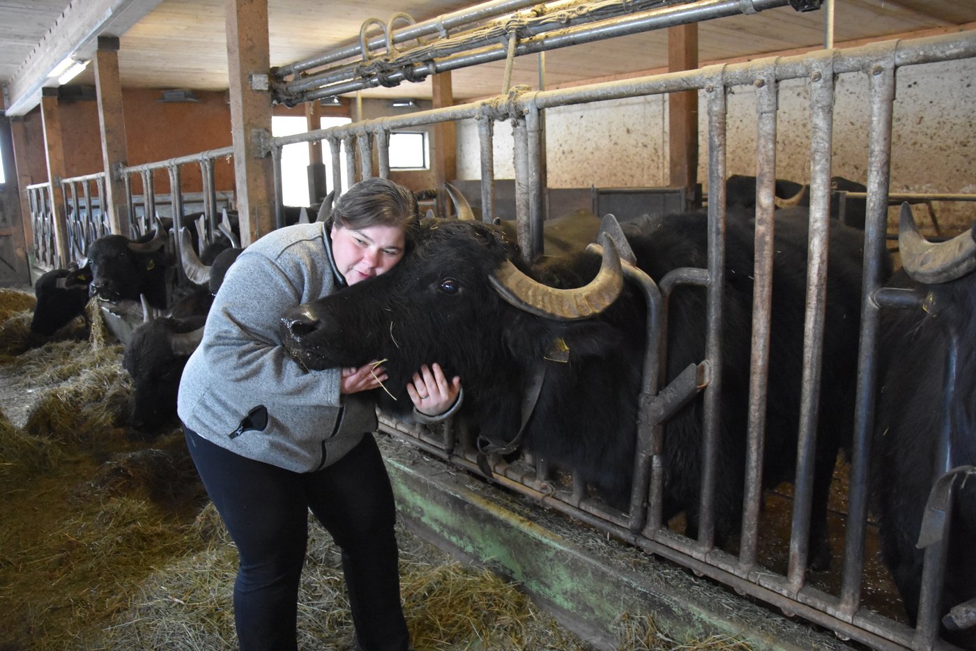 Sonya Egli-Aebischer mit ihren grossen Lieblingen. (Bild BauernZeitung/sjh)