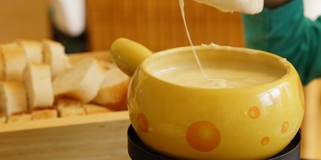 Das würzig-schmackhafte Käsefondue dominiert bei der Umfrage und erklimmt den Thron. (Bild Pixabay)