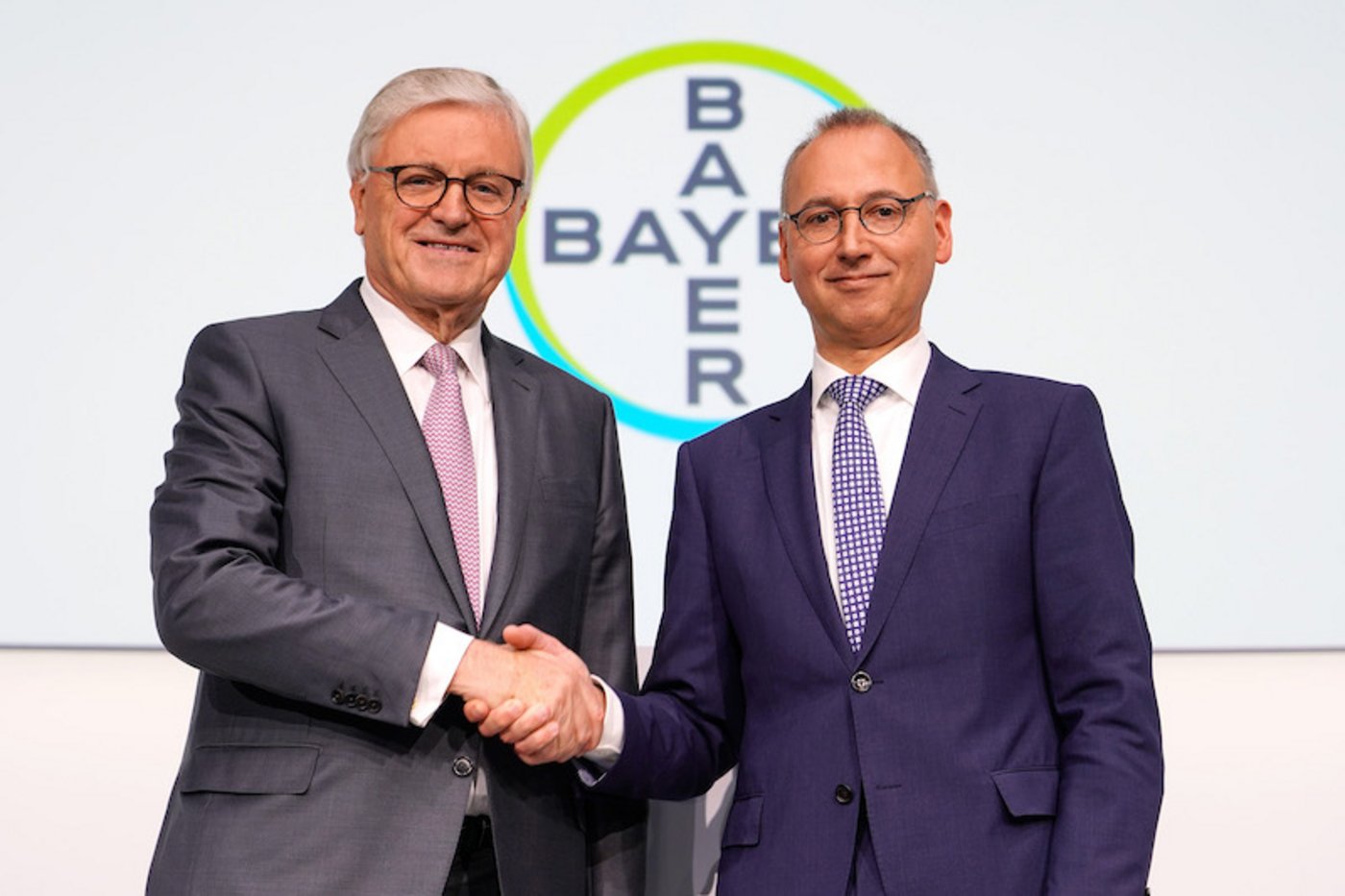 Werner Wenning (links), Aufsichtsratsvorsitzender, und Werner Baumann, Vorstandsvorsitzender der Bayer AG, begrüßen sich vor Beginn der Hauptversammlung 2019.  Baumann war von den Aktionären nicht entlastet worden. (Bild Bayer)