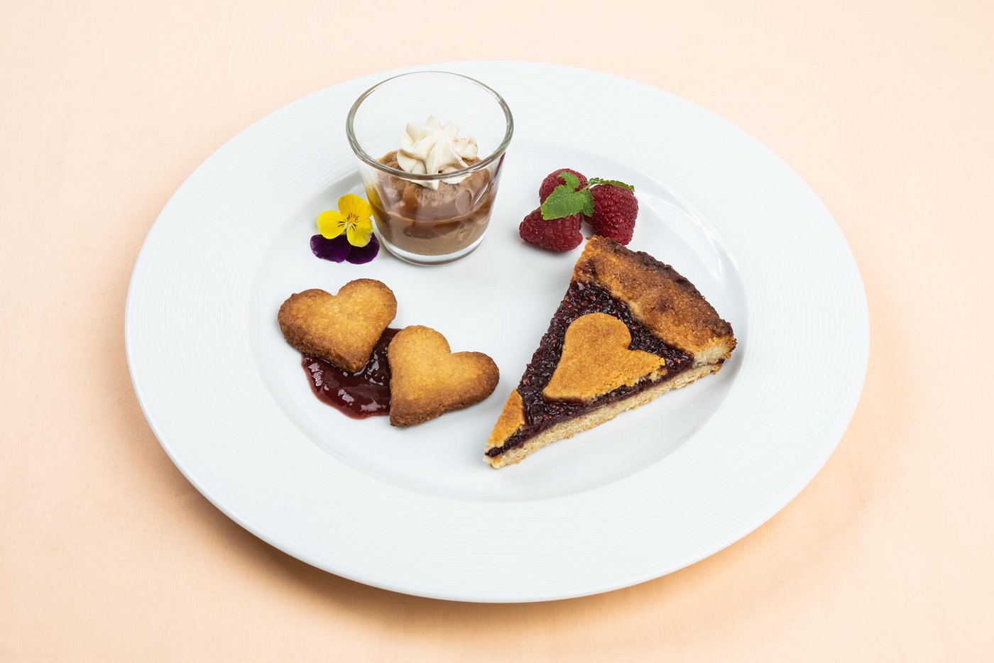 Linzertorte mit Eiskaffee und Caramel-Sauce (Bild: SRF/Ueli Christoffel)